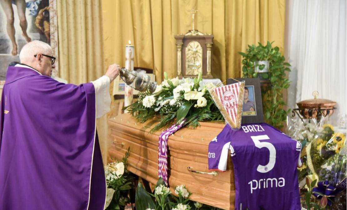 FOTO, Brizi: l'ultimo saluto con una maglia viola