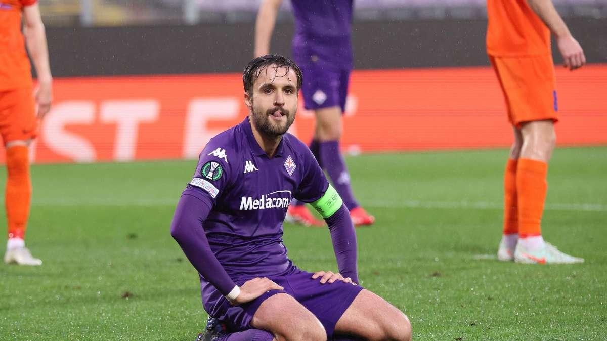 Al fischio finale Fiorentina sotto la curva ospiti: pioggia di fischi