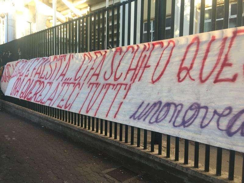 FOTO FV, Due striscioni contro la proprietà 