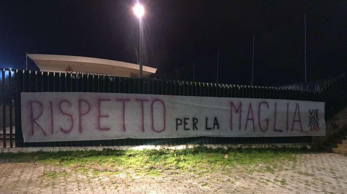 FOTO FV, Uno striscione: "Rispetto per la maglia"