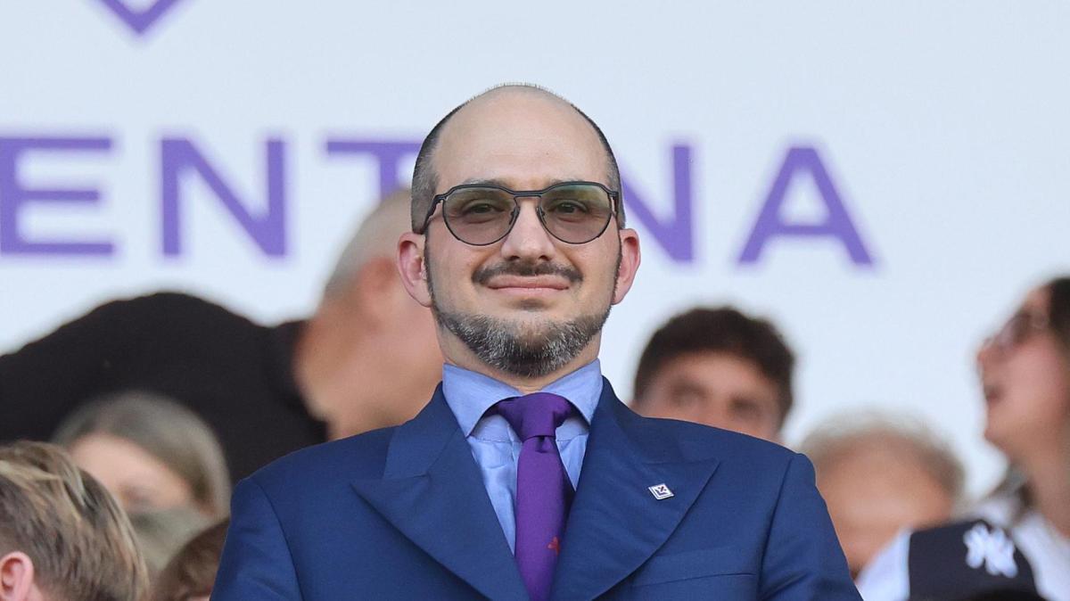 Fiorentina, fuori dal Franchi i tifosi festeggiano con Giuseppe Commisso