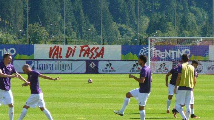 FOTO FV, I viola (in bianco) sul terreno di gioco