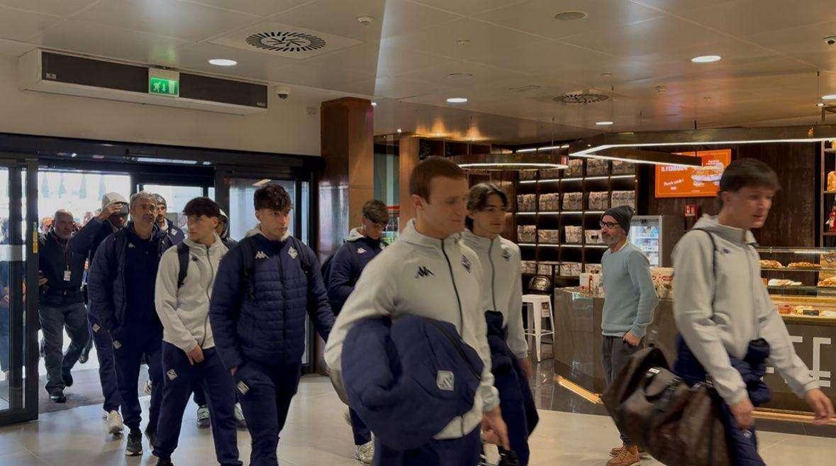 Fiorentina in partenza verso Varsavia, diversi big assenti: le immagini