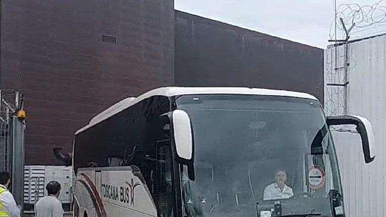FOTO FV, IL RIENTRO A PERETOLA. SGUARDI BASSI, POCHI TIFOSI E QUALCHE TIMIDO APPLAUSO