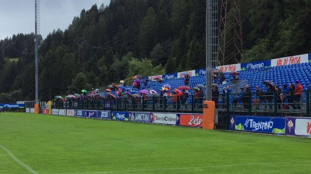 MOENA, Tifosi sfidano pioggia sulle tribune