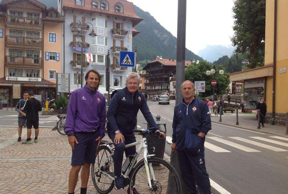 FOTO FV, Antognoni in bicicletta posa con un tifoso