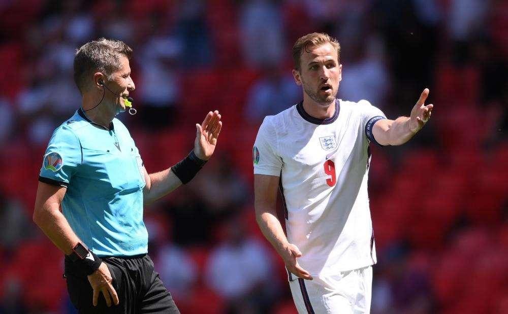 EURO20, Orsato si inginocchia: Fifpro applaude arbitri
