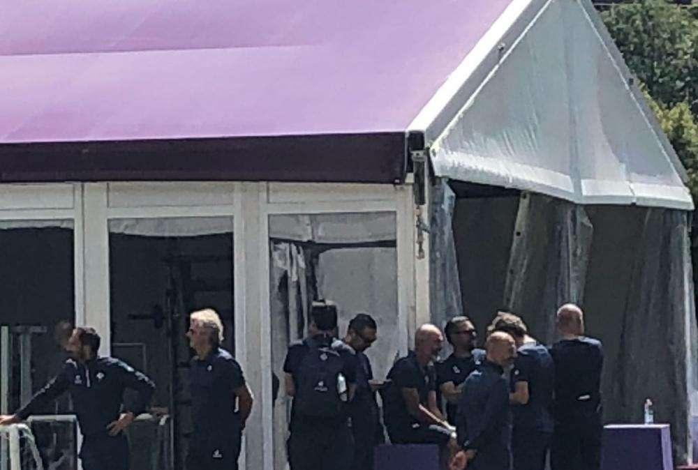 FOTO FV, Staff viola a capannello in attesa del Tas