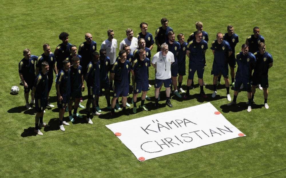EURO 2020, Striscione della Svezia per Eriksen