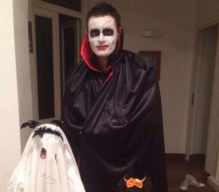 FOTO, E Pasqual si veste da Dracula per Halloween