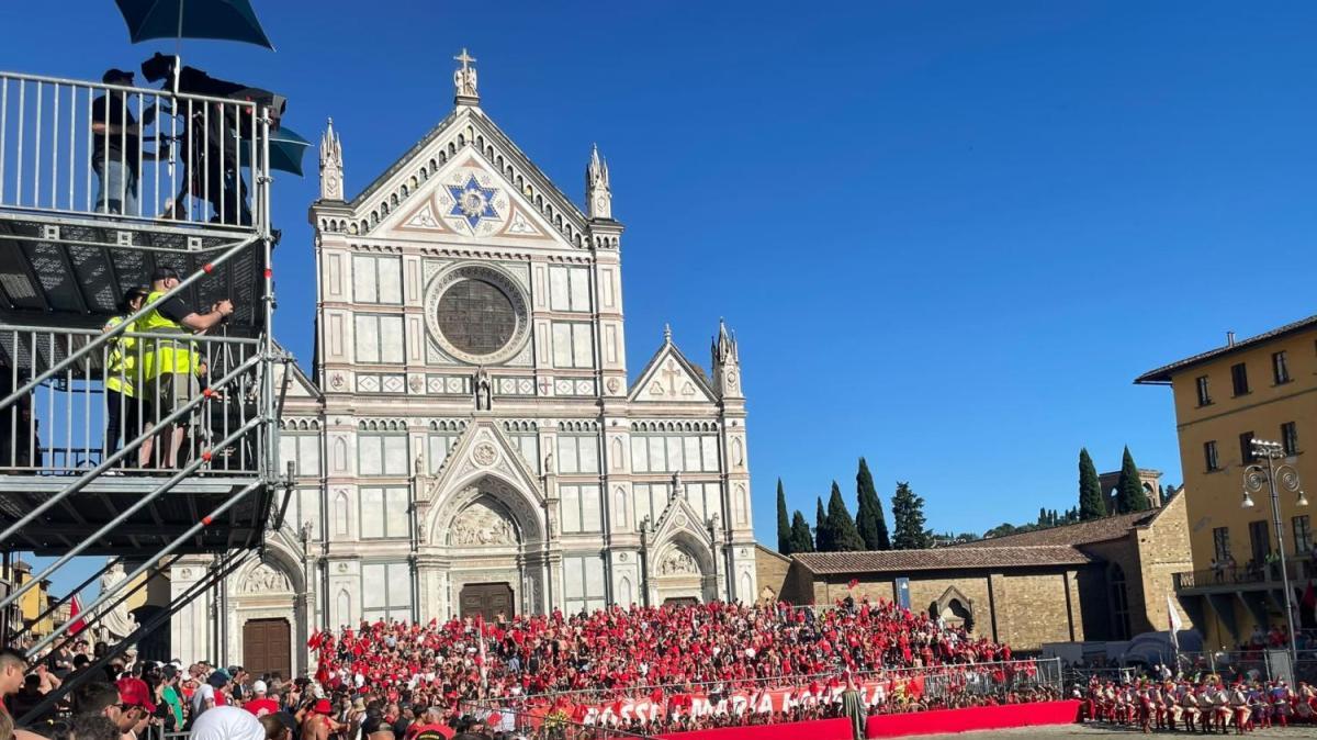 Inizia il Calcio Storico fiorentino: oggi Rossi contro Verdi. Le foto