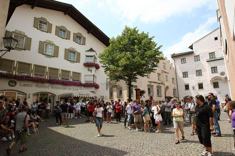 CORTINA, Tifosi in piazza e primi striscioni