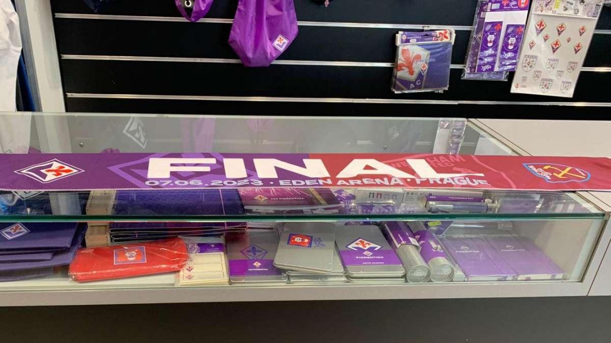 FOTO FV, E negli store viola spunta la sciarpa per il 7/6