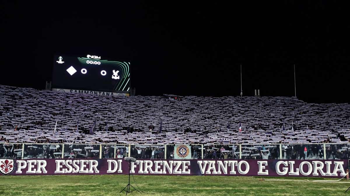 Applausi e incitamento dalla Curva a fine gara: i tifosi sostengono la Fiorentina