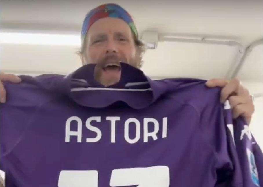 Jovanotti saluta Firenze con la maglia di Davide Astori: "Grazie per l'affetto!"