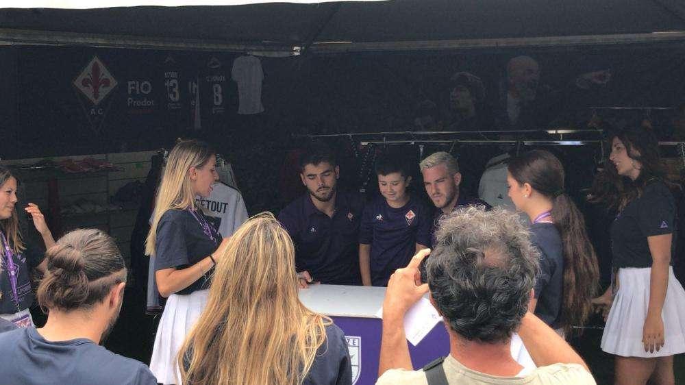 FOTO FV, Veretout e Sottil firmano autografi ai tifosi