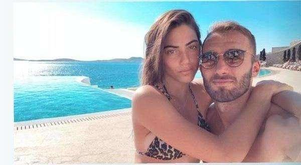 FOTO, Pezzella si rilassa con la bella Agus in Grecia