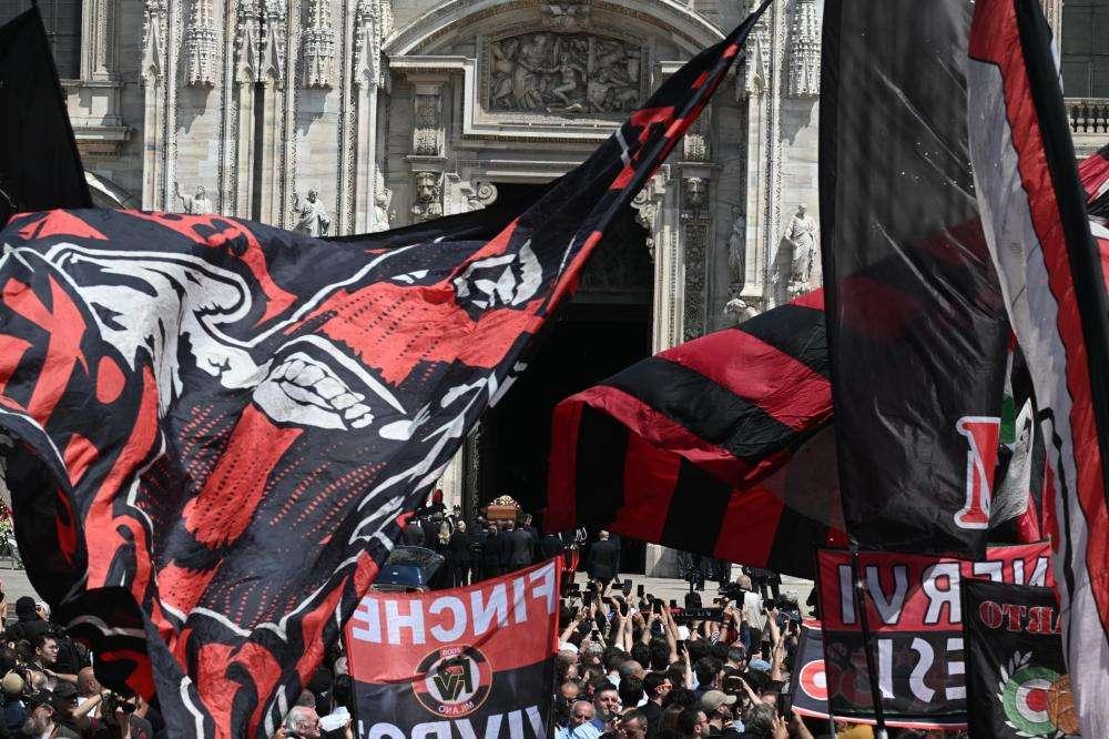 MILAN, La curva: "Ora è doveroso cambiare allenatore"