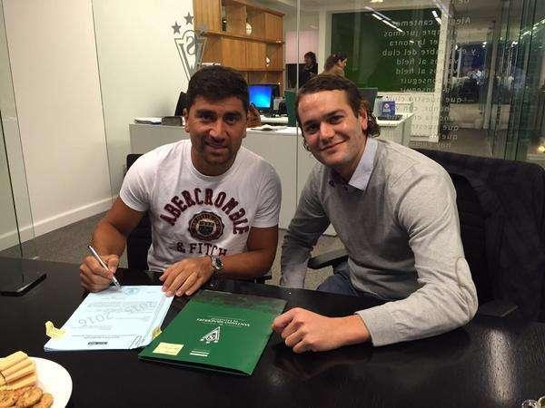 FOTO, Pizarro firma nuovo contratto coi S.Wanderers