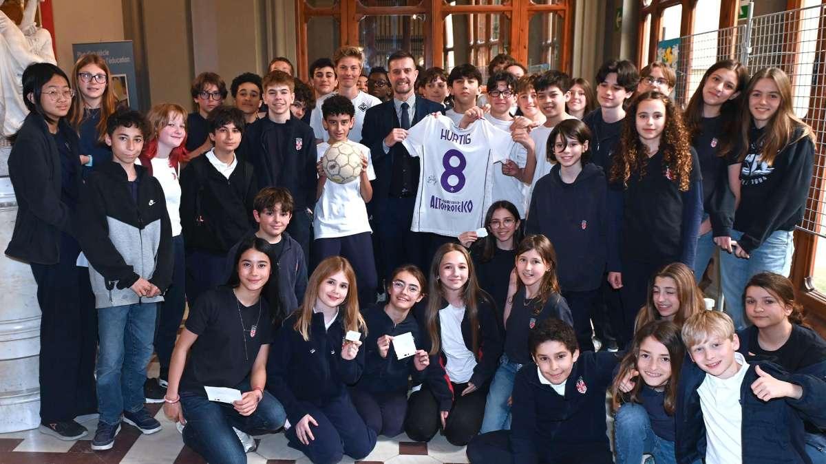 Calcio a scuola: visita al liceo francese V. Hugo per la calciatrice viola Hurtig