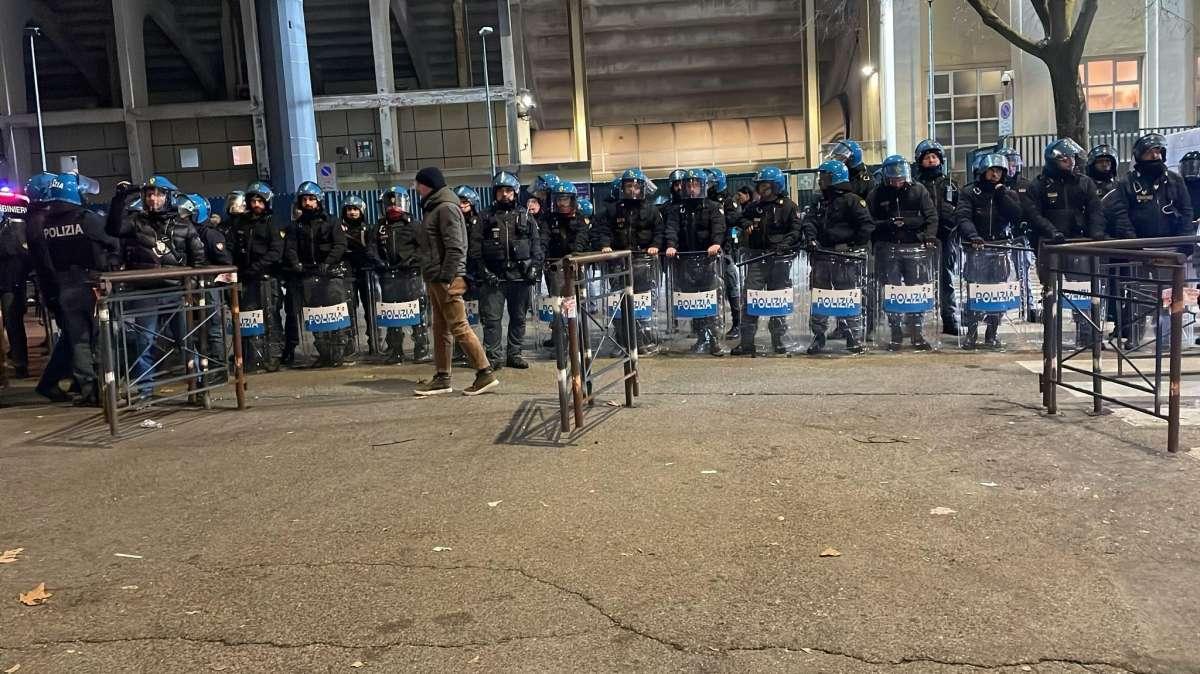 Fiorentina, circa 300 tifosi attendono la squadra: cordone antisommossa fuori dal Franchi