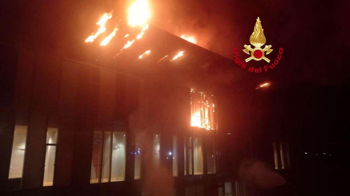 Incendio al Viola Park. Fiamme al centro sportivo, a fuoco il padiglione giovani