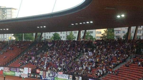ZURIGO, Tensione nel pregara tra tifosi viola e polizia
