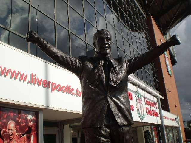 SHANKLY, L'uomo e la statua sotto la Kop