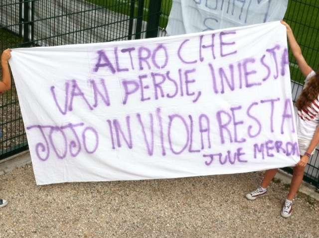 MOENA, Striscione ironico su Van Persie e la Juve