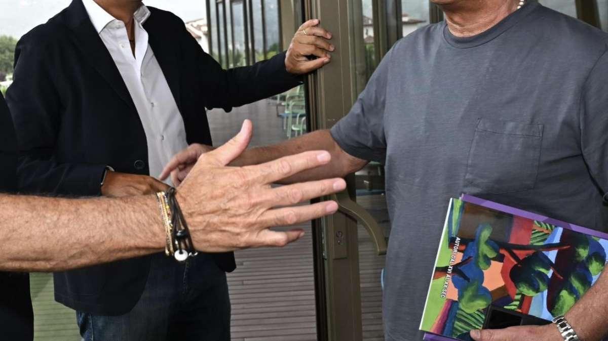 Pradè e quel libro d'arte nell'incontro con Pioli: ecco di cosa si tratta