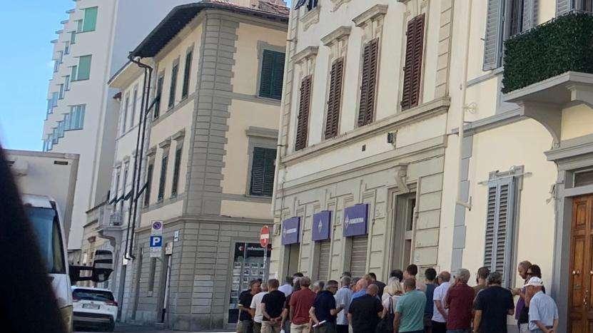 Continuano le code per gli abbonamenti. Domani via alla seconda fase: obiettivo 12mila