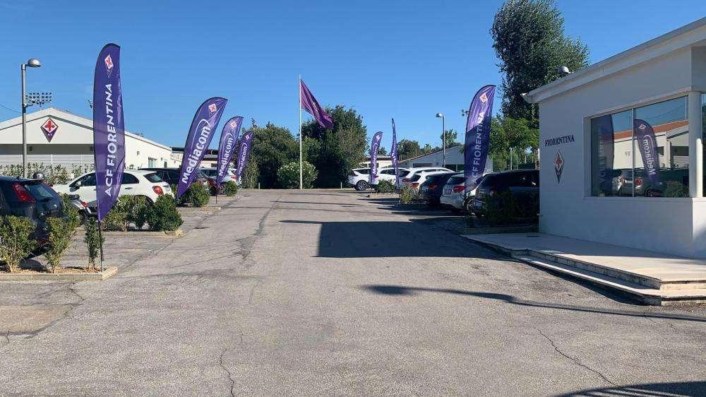 FOTO FV, Al c. sportivo sventolano le bandiere viola