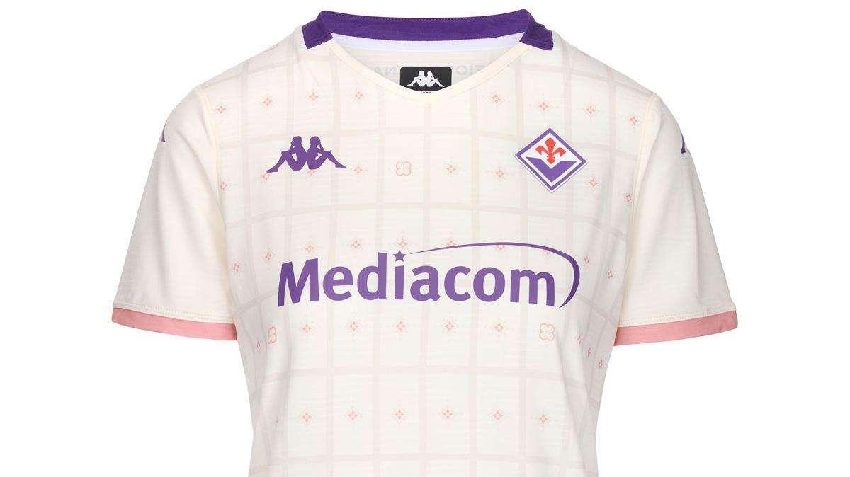 Svolta storica per la seconda maglia della Fiorentina: il kit maschile sarà differente da quello femminile