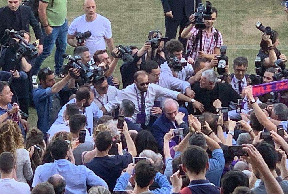 COMMISSO, Bagno di folla col parterre di tribuna