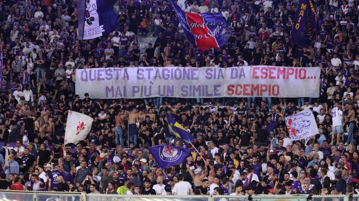 "Mai più un simile scempio". Fischi, cori e striscioni: così la tifoseria si è fatta sentire