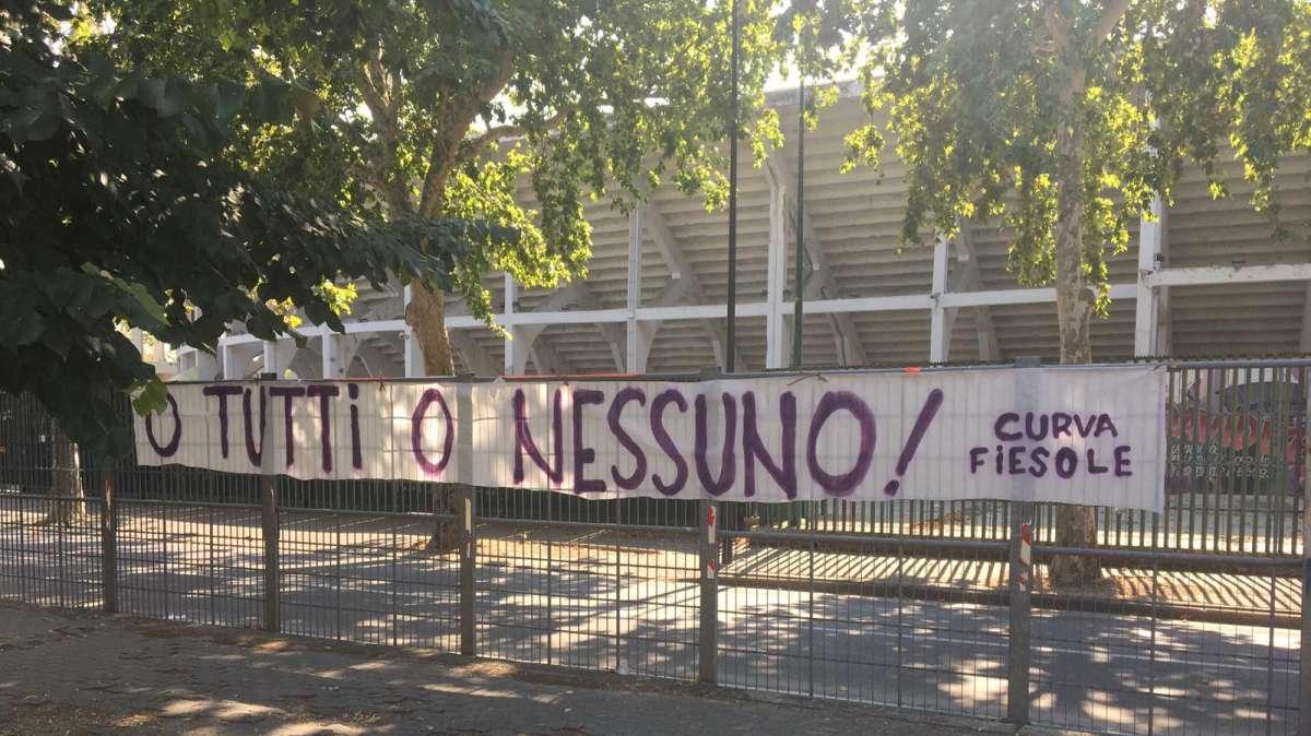 FOTO FV, "O tutti o nessuno!". Lo striscione...