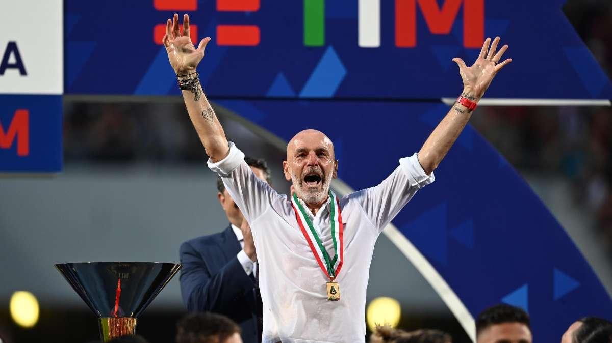 Sorpresa per Pioli: premiato dal Milan club "Old Clan" con una targa