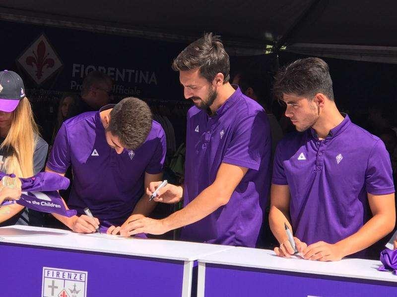 FOTO FV, Tanti autografi per Astori e due baby