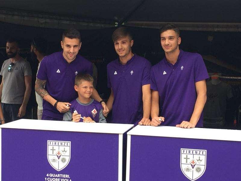 FOTO FV, Autografi per Vecino e due baby