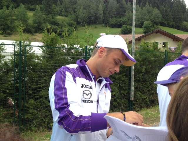 MOENA, Autografi, chi attende chi rumoreggia...