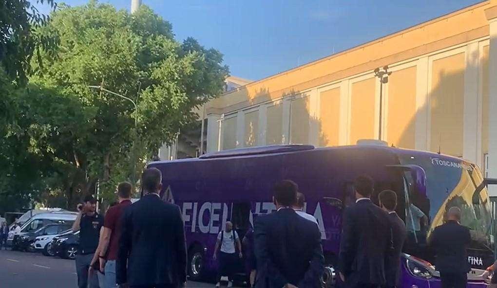 VIDEO FV, L'arrivo del bus della Fiorentina al Franchi