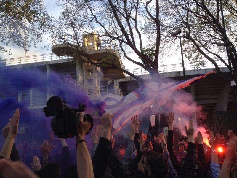 FOTO-VIDEO FV, Bagno di folla davanti al pullman viola