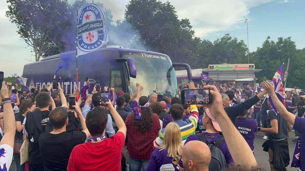 VIDEO FV, Il bus dei viola all'Olimpico: che tifo!