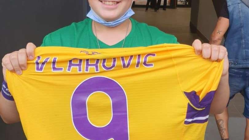 FOTO, Vlahovic regala la maglia ad un piccolo tifoso