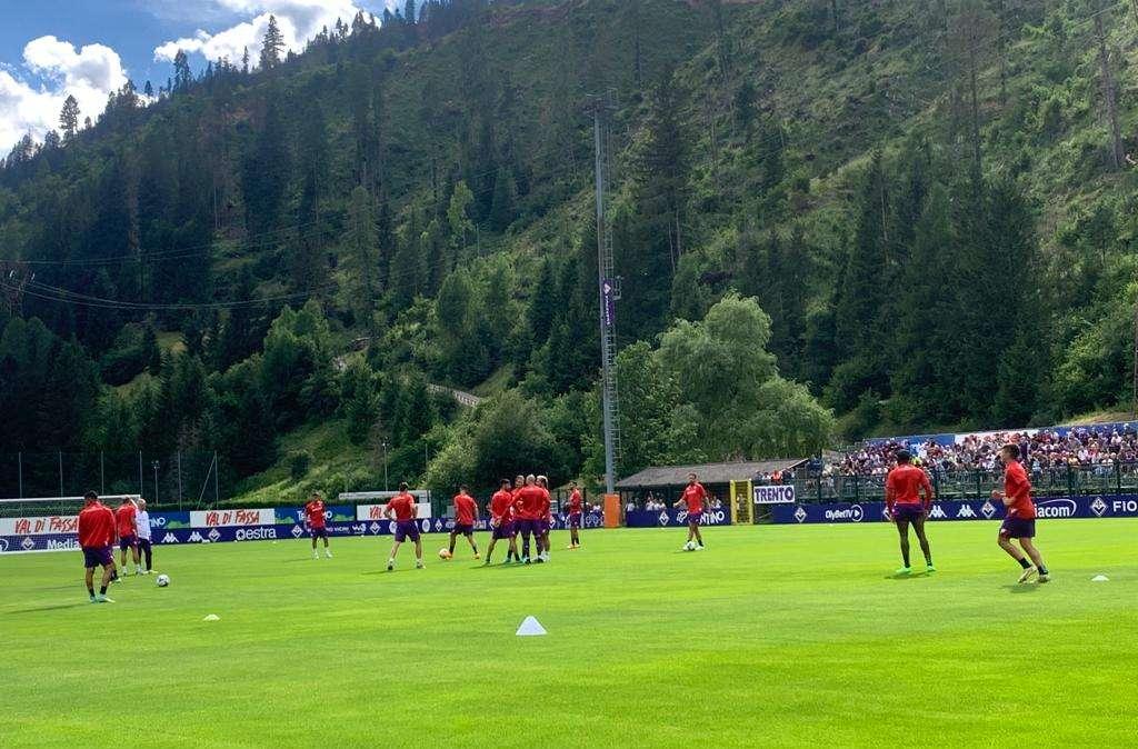 VIDEO FV, Squadra in campo tra gli applausi del tifo