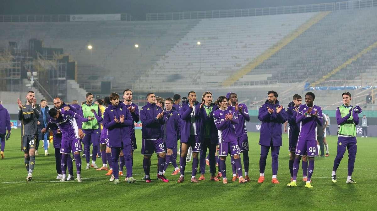 Fiorentina-Dinamo Kiev, applausi del Franchi alla squadra al termine della gara