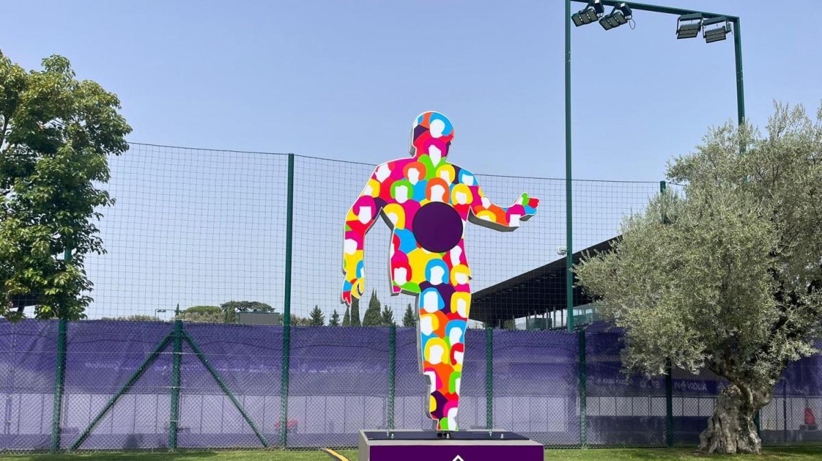 Foto, la statua in onore di Rocco Commisso esposta al Viola Park