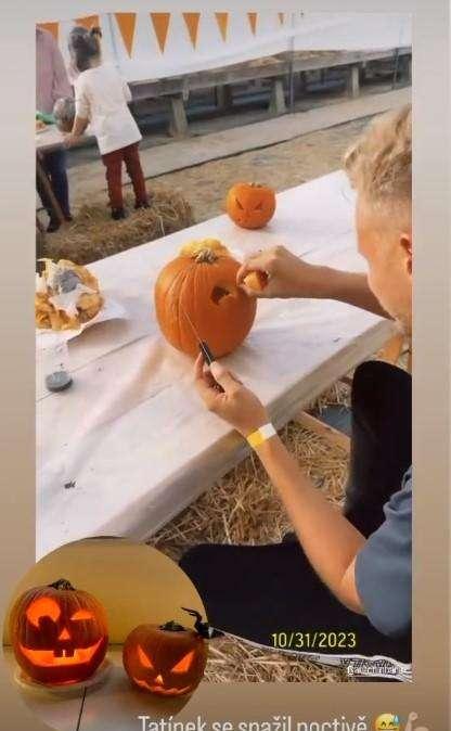 FOTO, Barak si consola con le zucche di Halloween