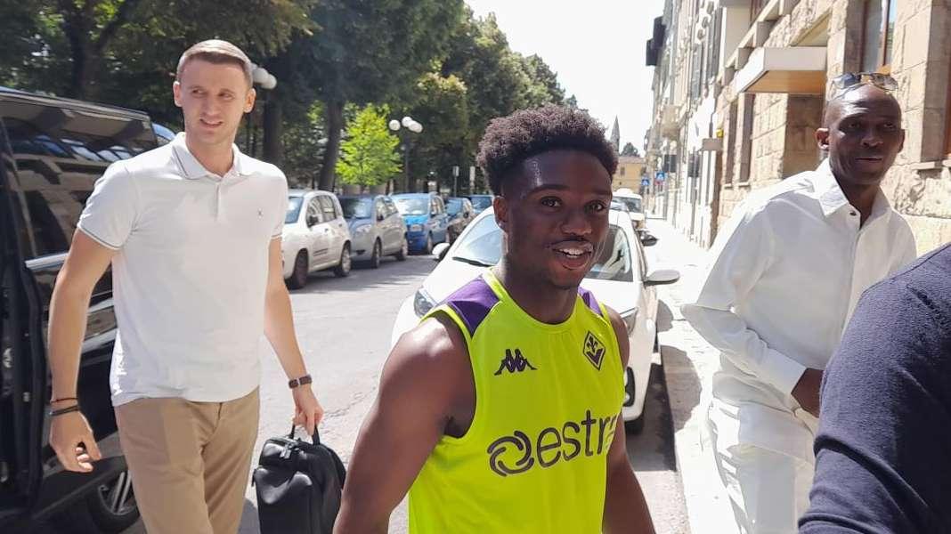 Ecco il vice Dodo: Lamptey è arrivato a Firenze. Le immagini prima delle visite mediche
