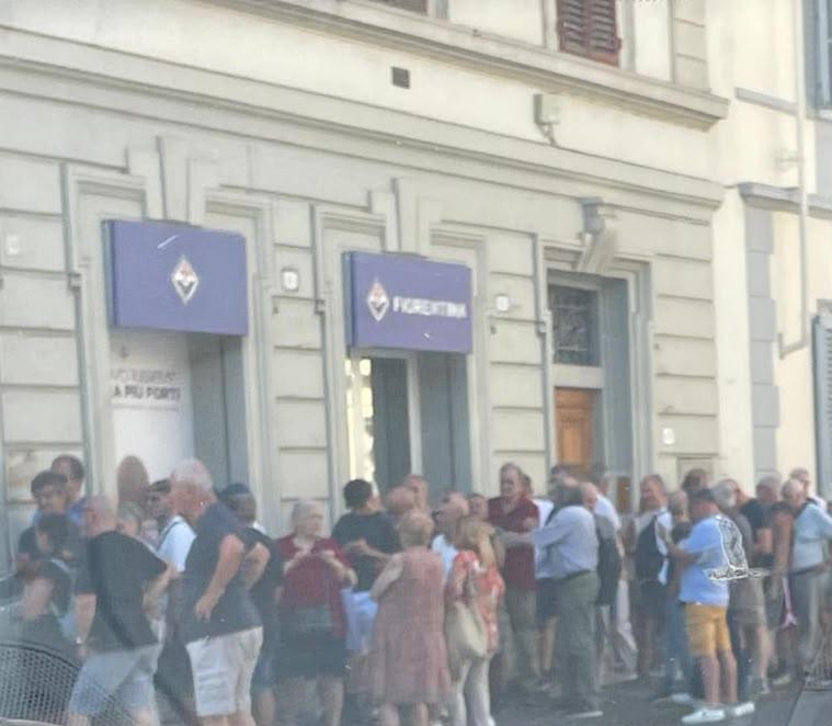 In coda sotto al sole per l'abbonamento della Fiorentina: ecco l'immagine